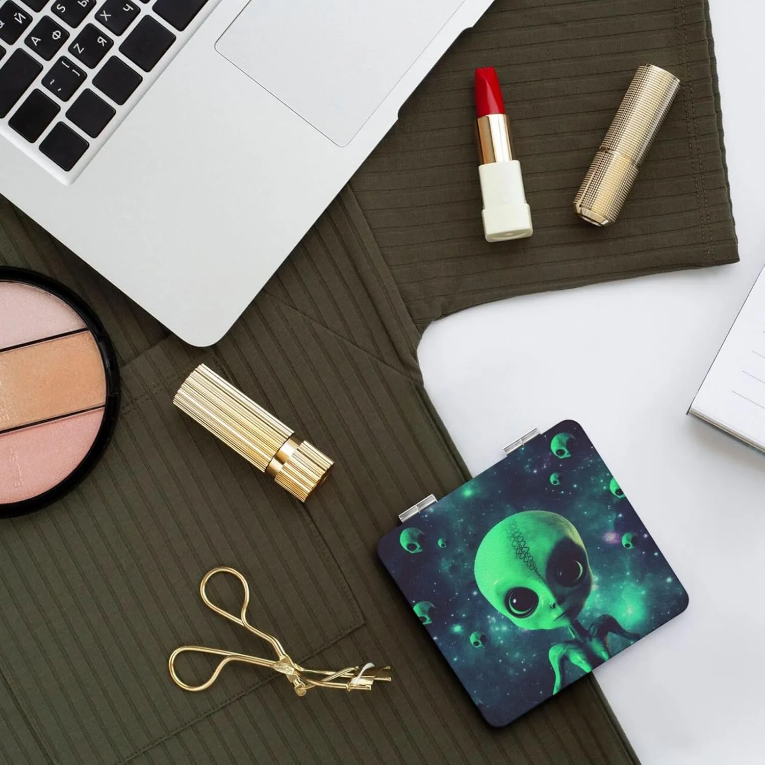 Green Alien Printed Square Pocket Makeup Mirror with 1X/2X Magnification, Portable Mini Travel Makeup Mirror for Travel Daily Work Beauty